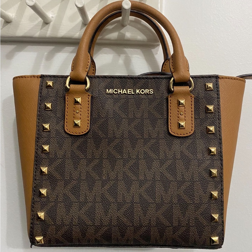 Michael Kors small purse, practically new.